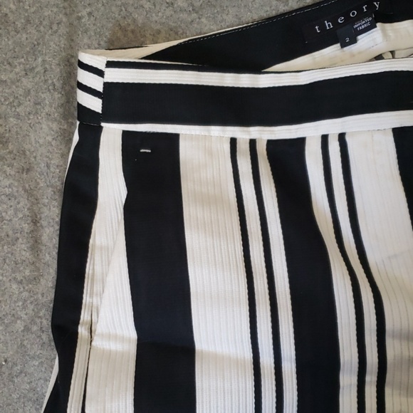 Theory black and white short - Picture 3 of 4